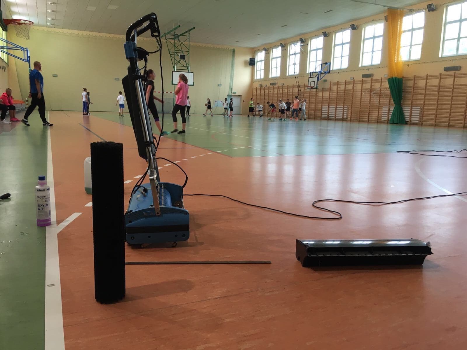 Maszyna Rotowash podczas czyszczenia parkietu w szkolnej hali sportowej