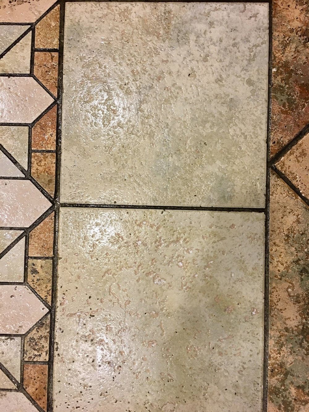 Ta sama posadzka z kamienia naturalnego po czyszczeniu preparatem Beton Cleaner