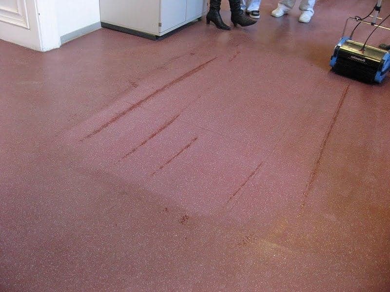Maszyna Rotowash na zewnętrznej posadzce z płytek