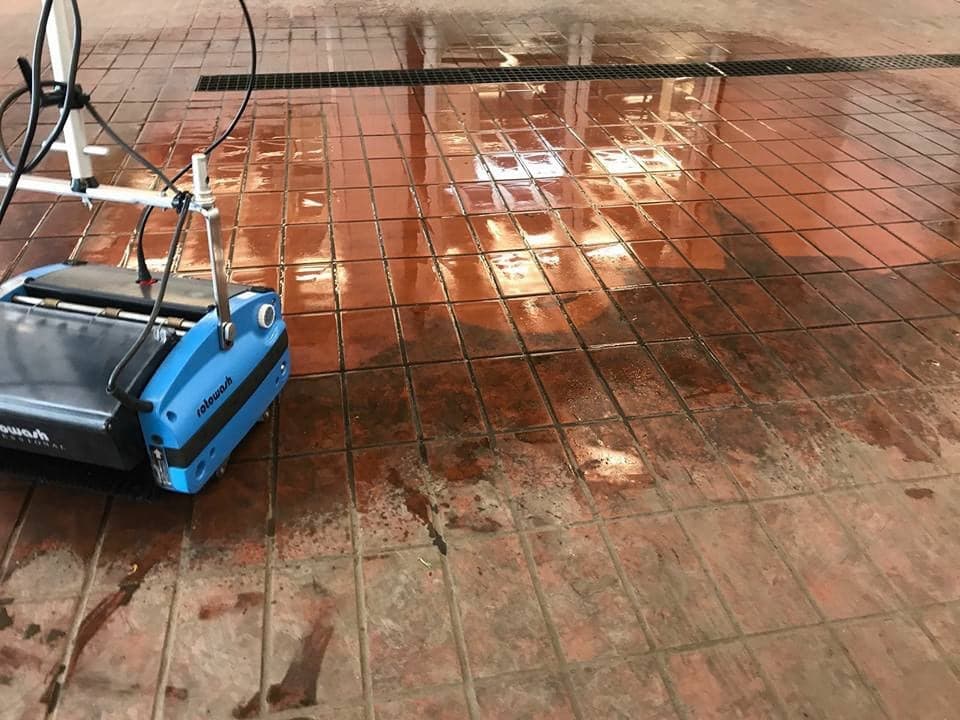 Wypolerowana posadzka z widocznym odbiciem światła
