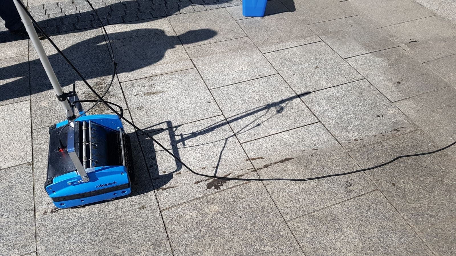 Maszyna Rotowash na posadzce z płytek