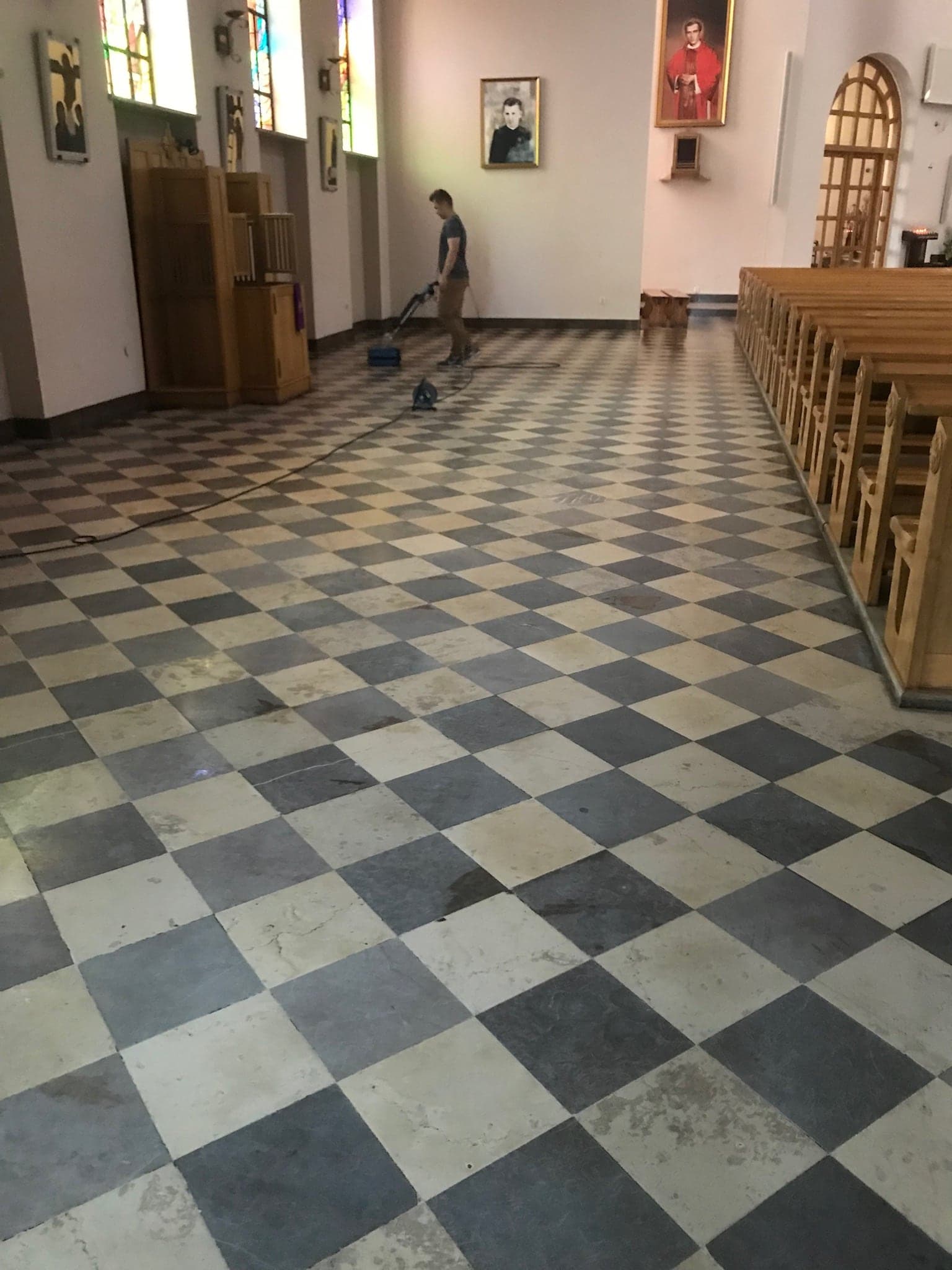 Szachownicowa posadzka w kościele przed czyszczeniem — powierzchnia matowa